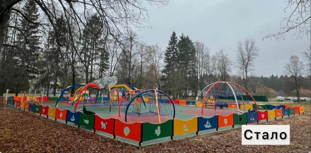 В деревне Калужской области установили новую детскую площадку