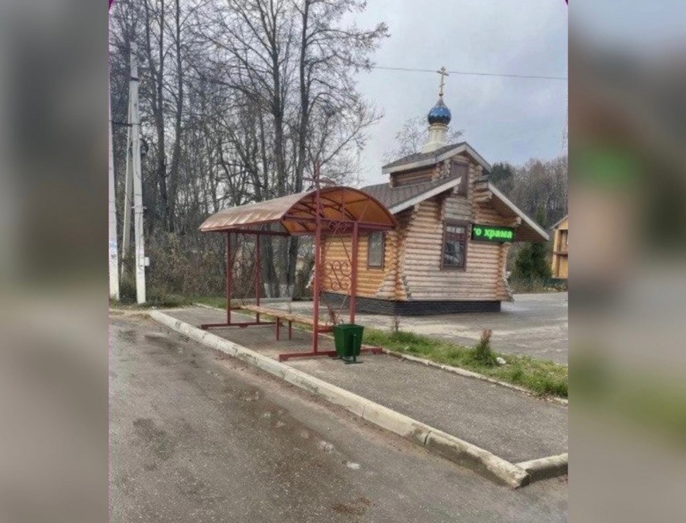 В Боровске перенесли автобусную остановку на улице Коммунистической 