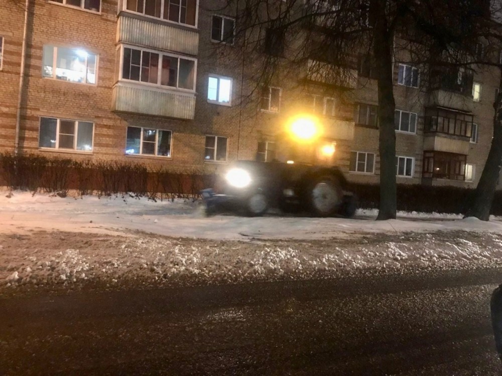 Обнинские коммунальщики с четырех утра обрабатывают улицы после ледяного дождя 