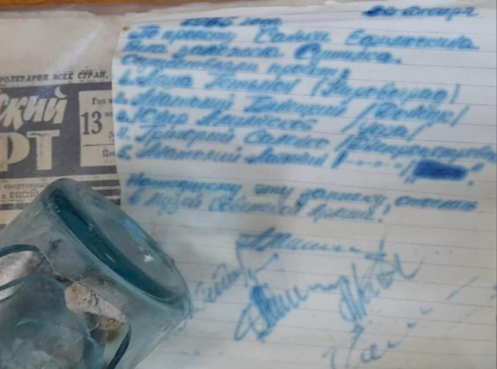 В Калужской области при демонтаже старой казармы нашли бутылку с посланием из 60-х