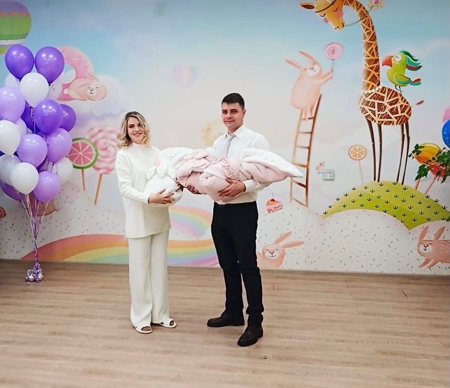 Мэр Обнинска Татьяна Леонова поздравила пару, у которой родилась тройня 