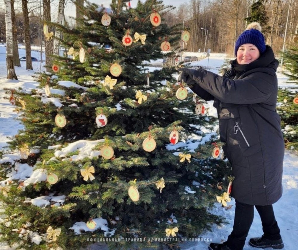 В Калужской области многодетные мамы украсили уличные елки самодельными игрушками