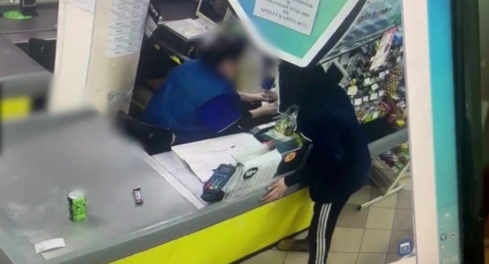 В Обнинске молодой человек попал на камеру, когда похищал деньги из кассы магазина
