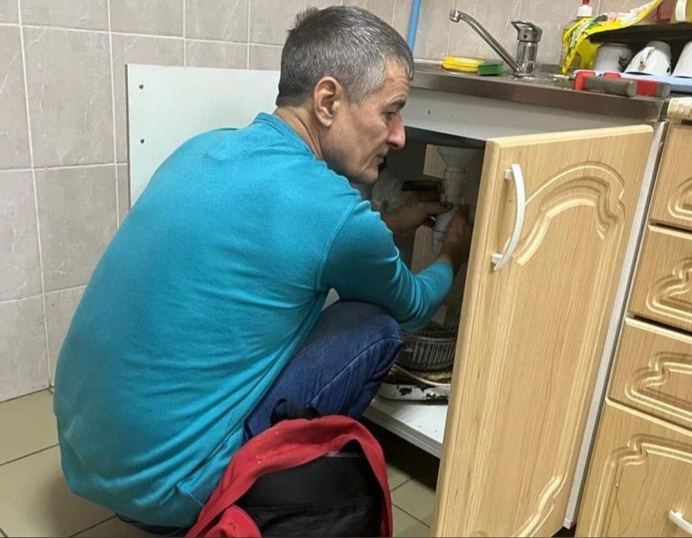 В Боровском районе начал работать «социальный мастер», который бесплатно чинит розетки и телевизоры