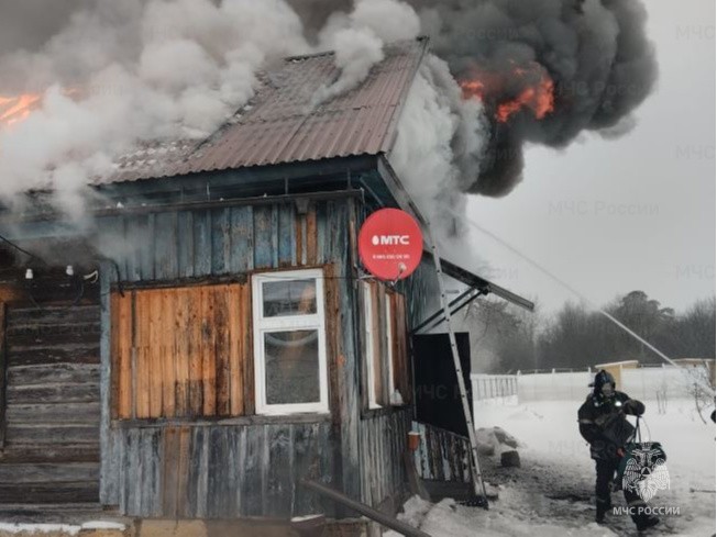 В Боровске сгорел дом на две квартиры