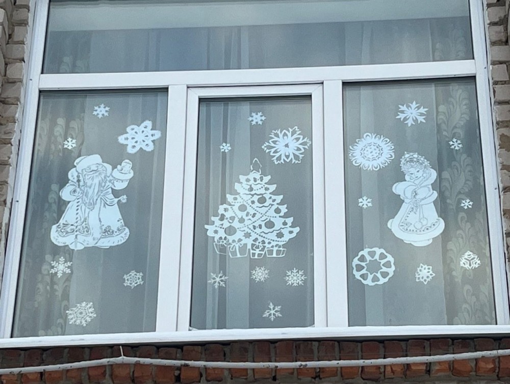 Дети из Боровского района украсили окна школы снежинками и ёлками, сделанными своими руками 