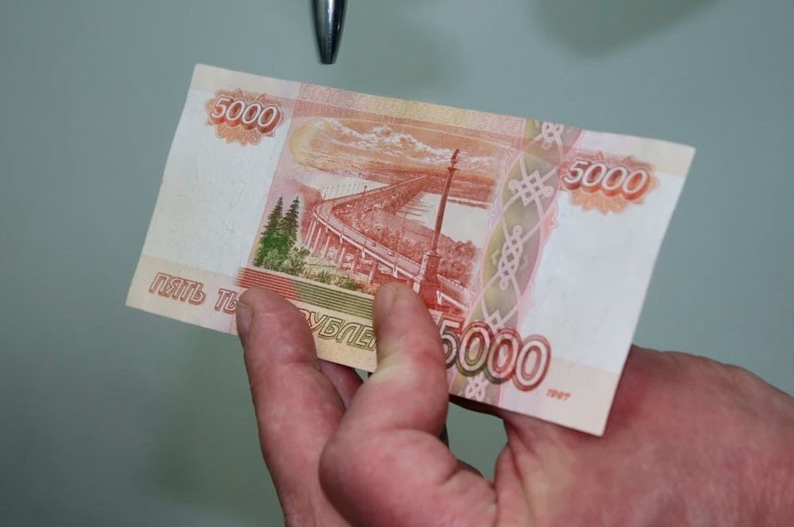 Семейная пара расплачивалась в Обнинске фальшивыми деньгами, забирая сдачу настоящими