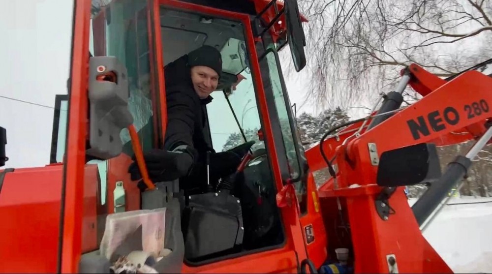 В Калужской области мэр города сел за трактор и сам вычистил улицы от снега