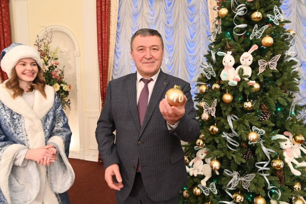 Настольная игра, спектакль и VR-очки: главы северных районов Калужской области узнали, что им предстоит дарить детям
