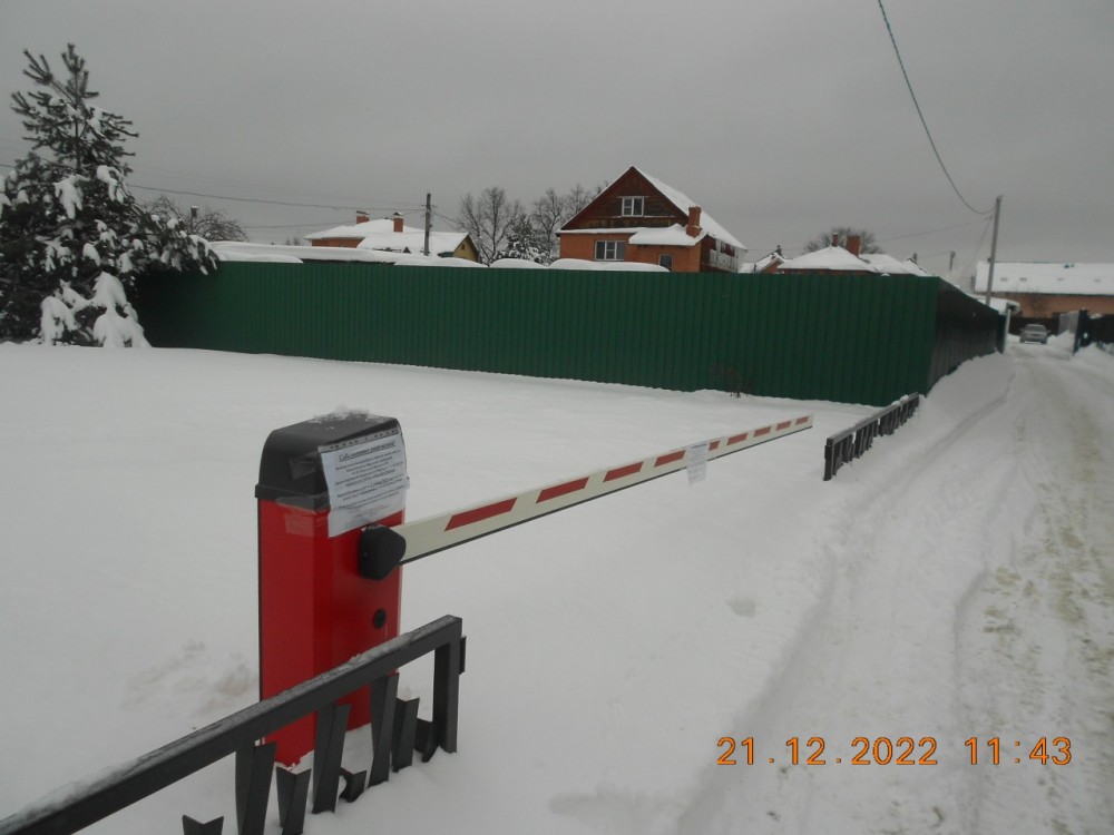 В Обнинске кто-то захватил муниципальный кусок земли и установил на нем забор и шлагбаум 