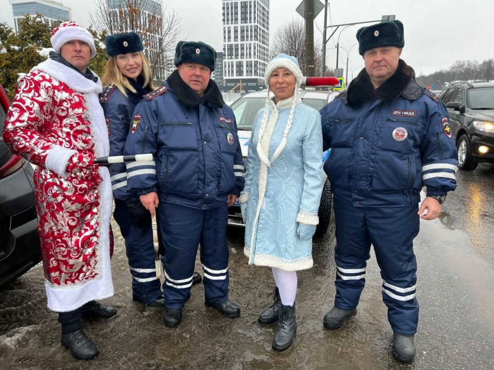 Дед Мороз и Снегурочка поздравили обнинских автомобилистов с наступающими праздниками