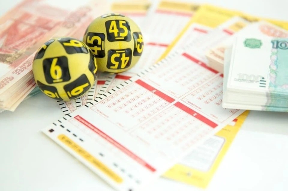 Жители Обнинска пачками скупают новогодние лотерейные билеты в надежде выиграть миллиард