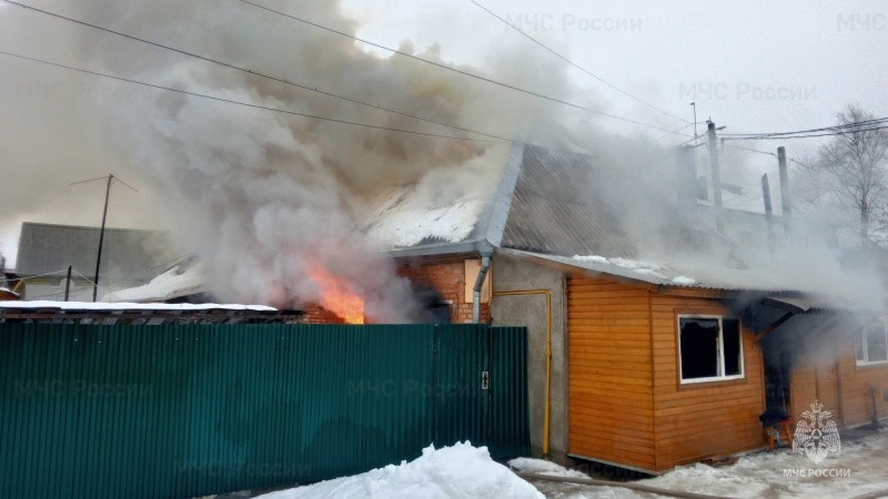 В Малоярославце сгорел трехквартирный дом