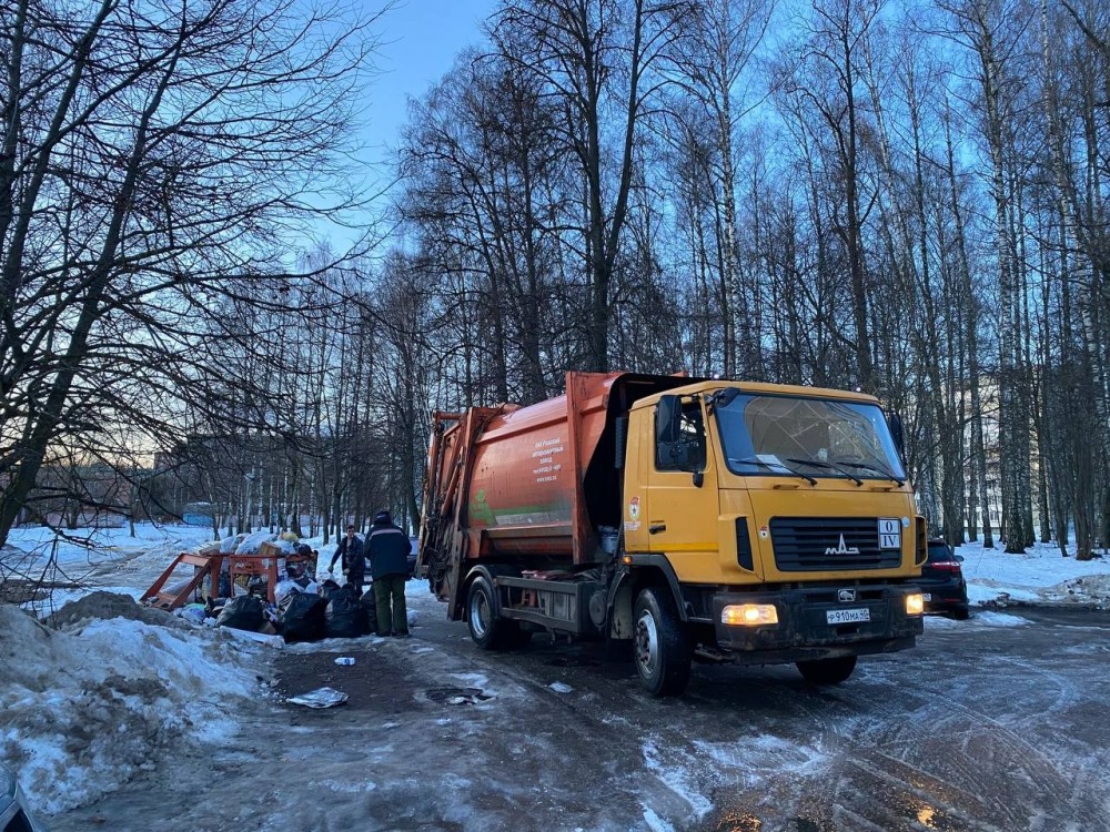 В Обнинске случаются сбои с вывозом мусора из-за припаркованных машин