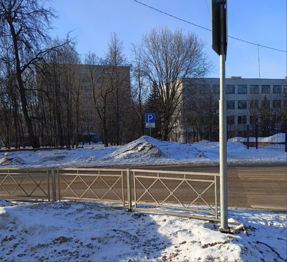 В Обнинске на парковке для инвалидов складируют снег