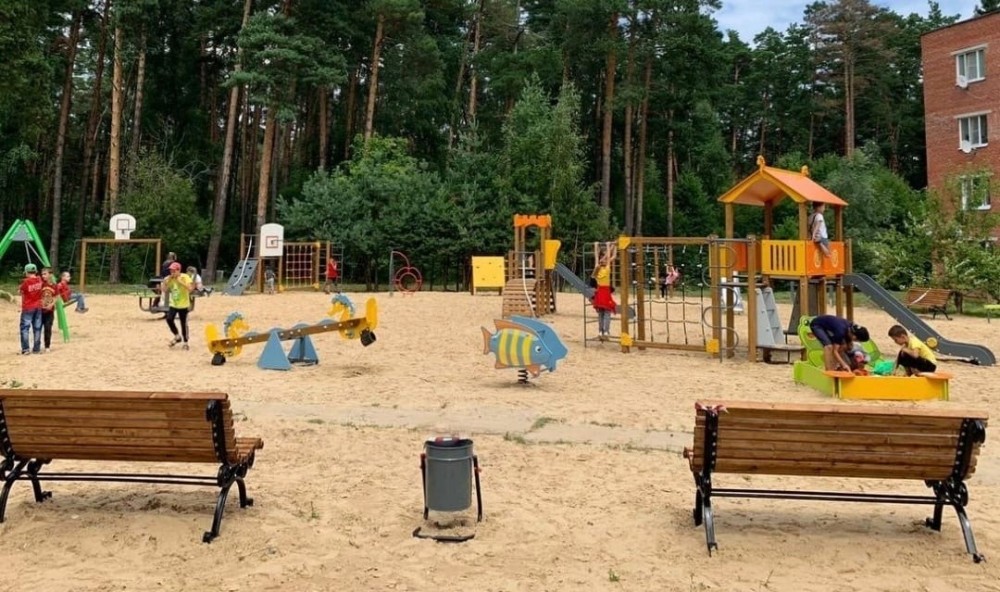 В Жуковском районе появилась современная детская площадка