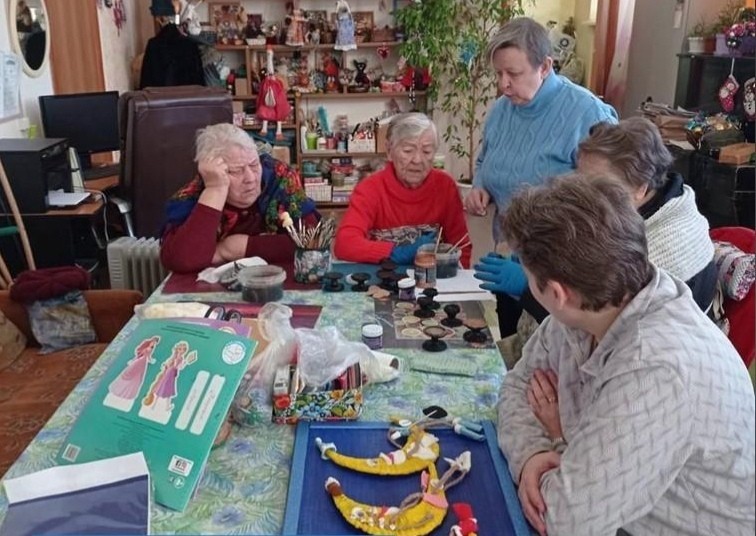 В Жукове пенсионерки смастерили настольные игры для детей