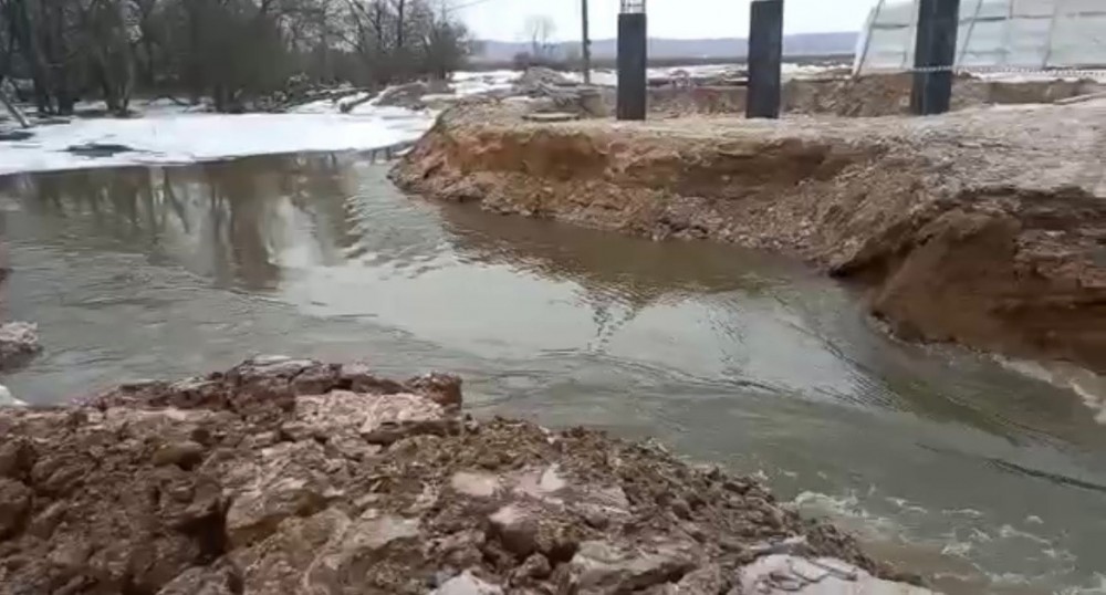 В Калужской области из-за подъема реки размыло плотину