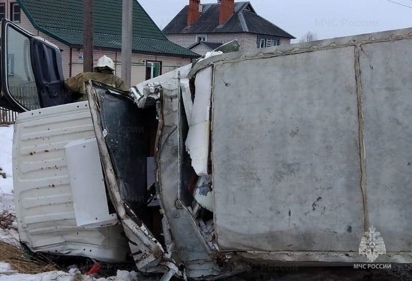 В Калужской области грузовик врезался в столб и перевернулся