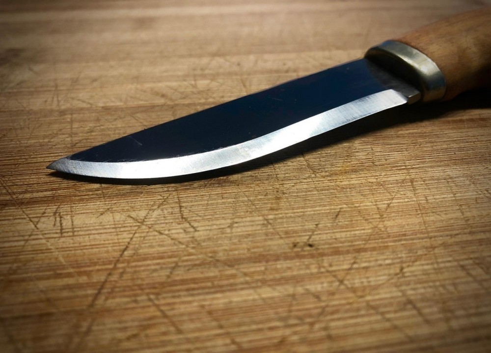Житель Обнинска пырнул ножом приятеля за оскорбление девушки 