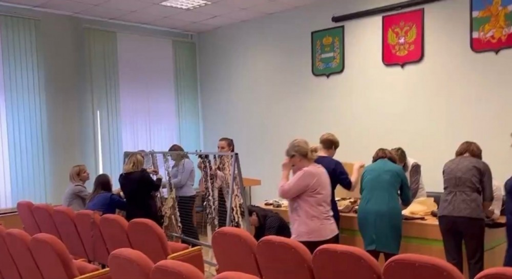 Чиновницы из Жукова начали плести маскировочные сети для участников СВО
