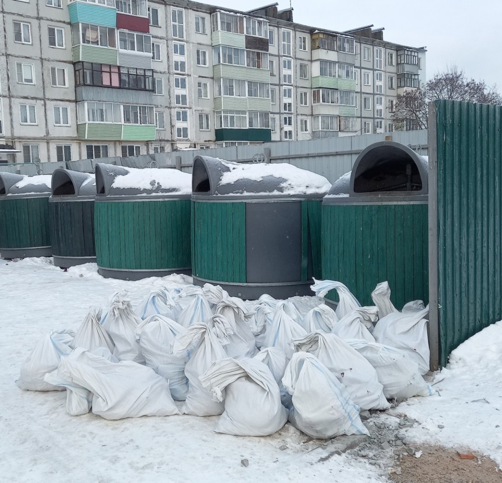 Житель Балабанова ответит за то, что выбросил строительный мусор возле контейнера для ТБО