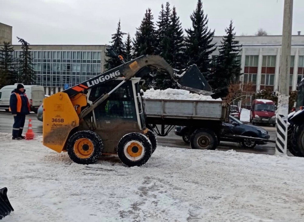 Обнинские коммунальщики продолжают бороться с последствиями снегопада