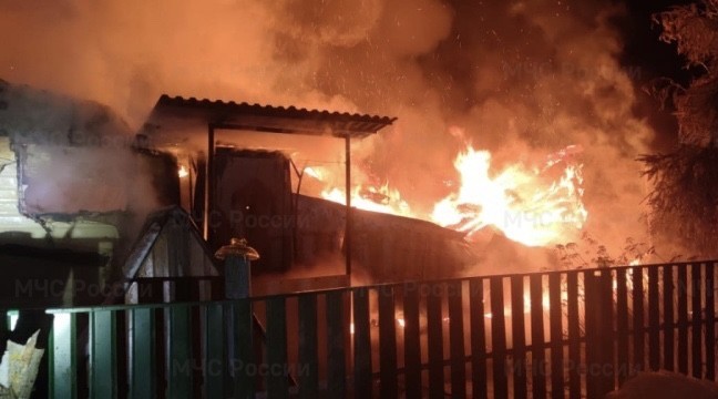 В деревне под Малоярославцем в ночном пожаре пострадал человек 
