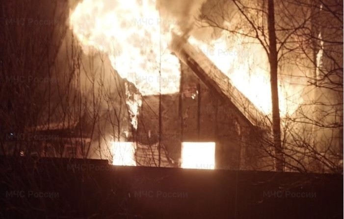 В Боровском районе за утро сгорели баня и дачный дом