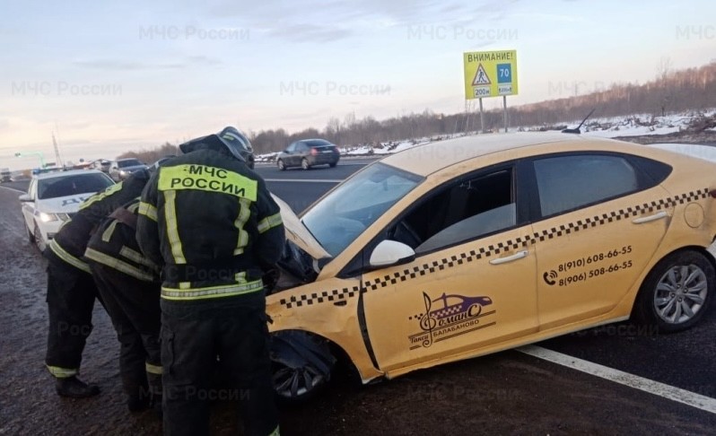 Водитель такси врезался в легковушку на Киевской трассе  