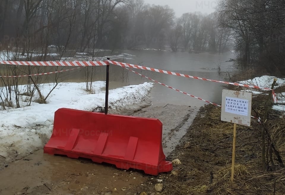 Лужа отрезала деревню в Малоярославецком районе