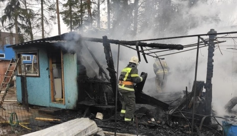 Огонь уничтожил дачный дом в Калужской области 