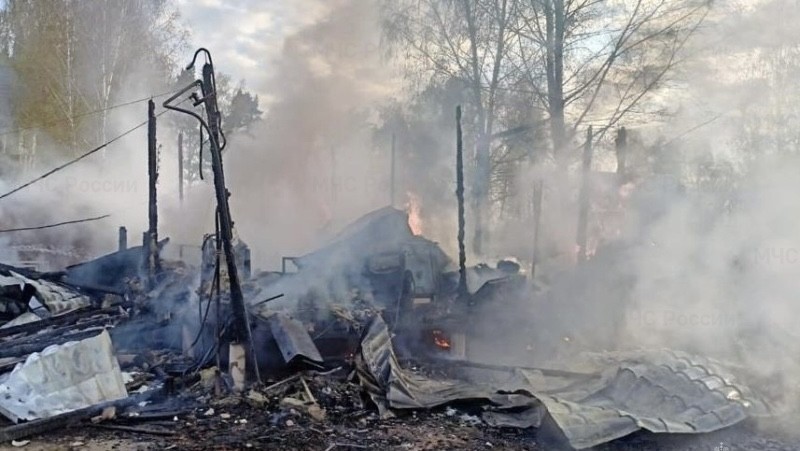 Огонь уничтожил дом в Калужской области 