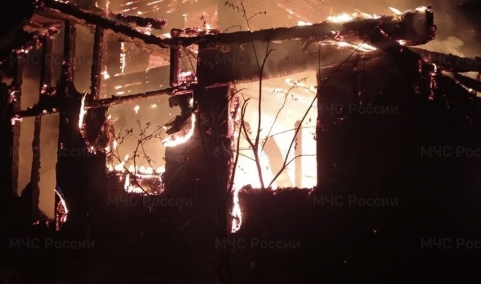 Ночью сгорел дом в Калужской области 