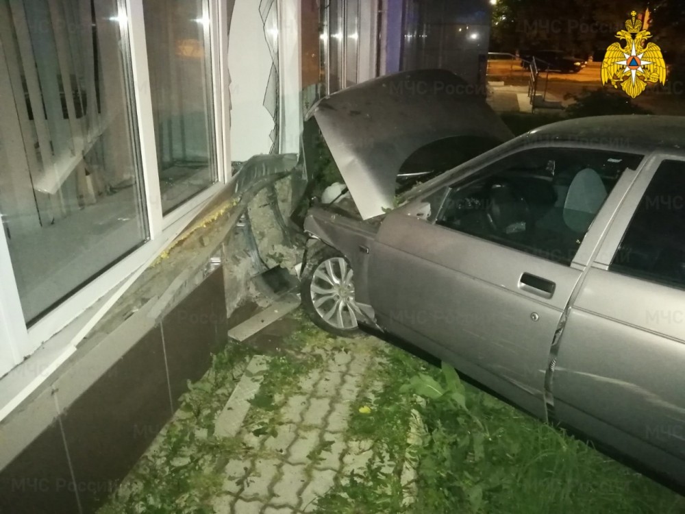 В Балабанове автомобиль врезался в здание