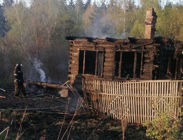 Огонь уничтожил дачный дом под Боровском 