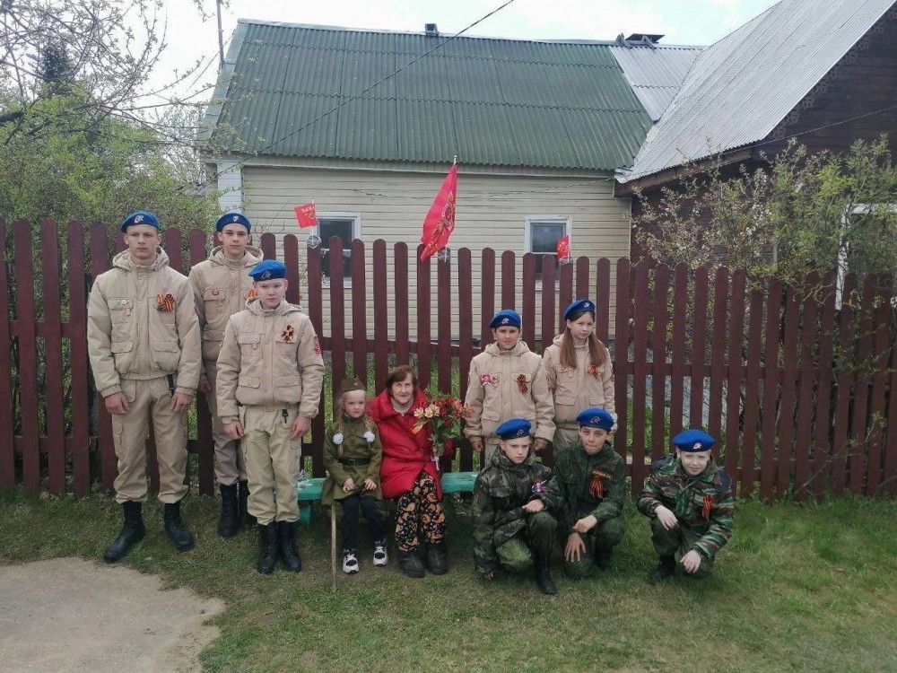 Школьники провели парад у дома ветерана ВОВ в Калужской области 