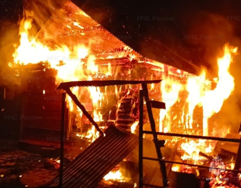 Ночью огонь уничтожил дом в Калужской области 