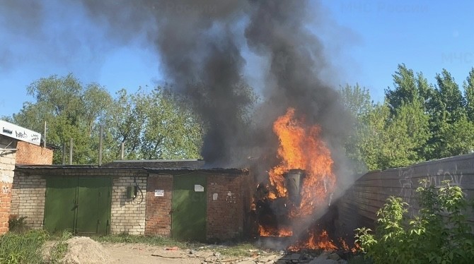 Огонь уничтожил гараж в Калужской области 