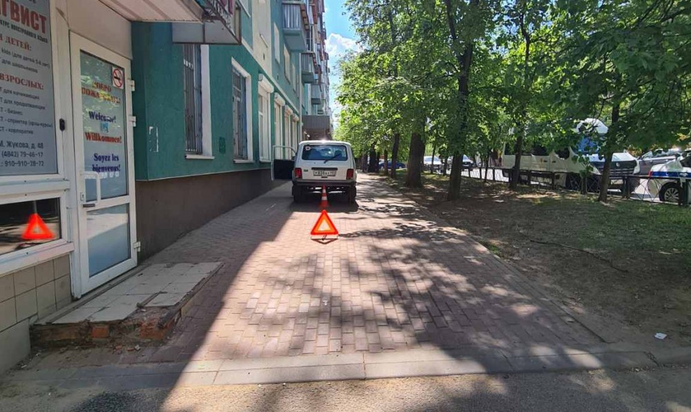 В Жукове водитель «Нивы» сбил 84-летнюю женщину на тротуаре