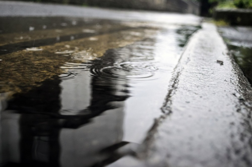 «Вода только дождевая»: жители Ермолино жалуются на сломанную колонку