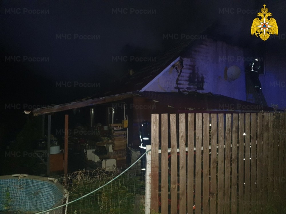 В Боровске ночью сгорел дом