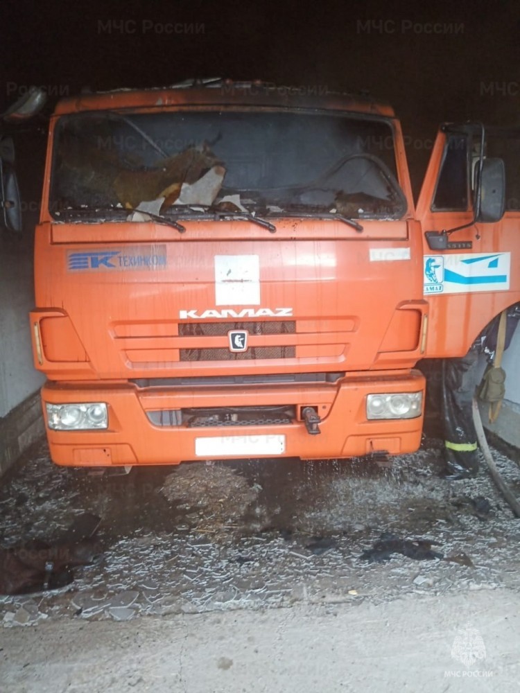 В Малоярославецком районе КамАЗ сгорел в гараже