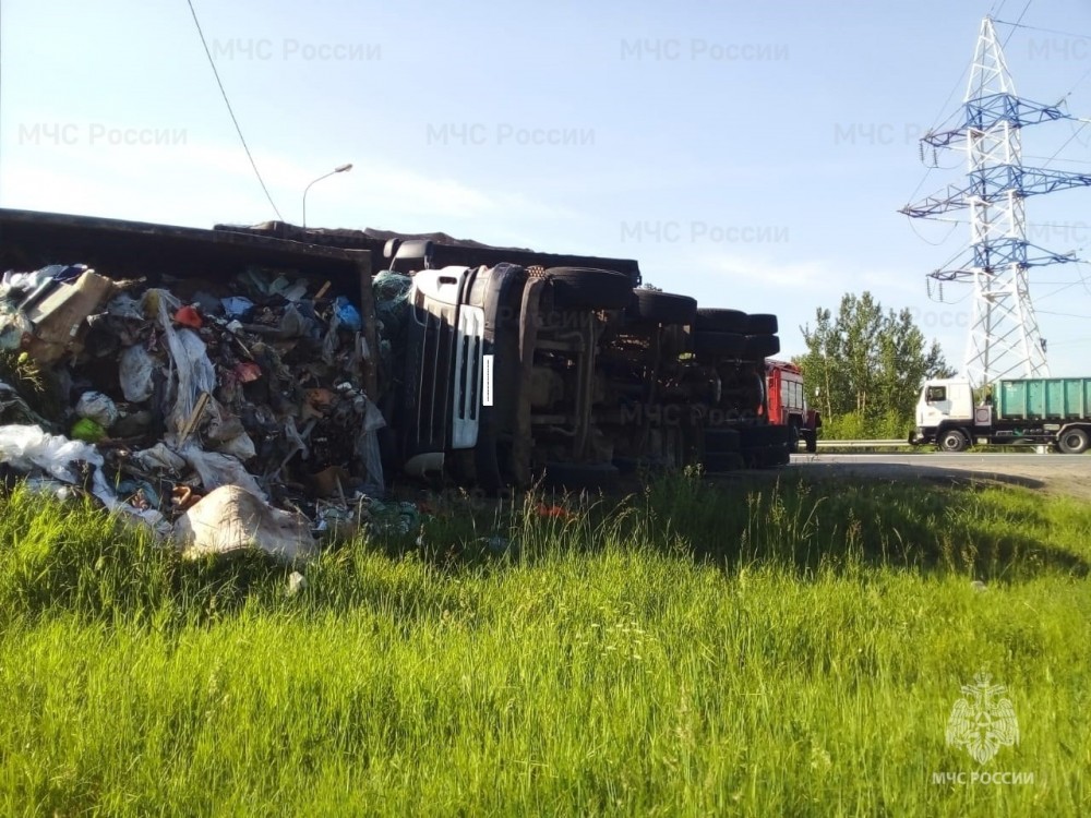 Грузовик с мусором перевернулся в Калужской области