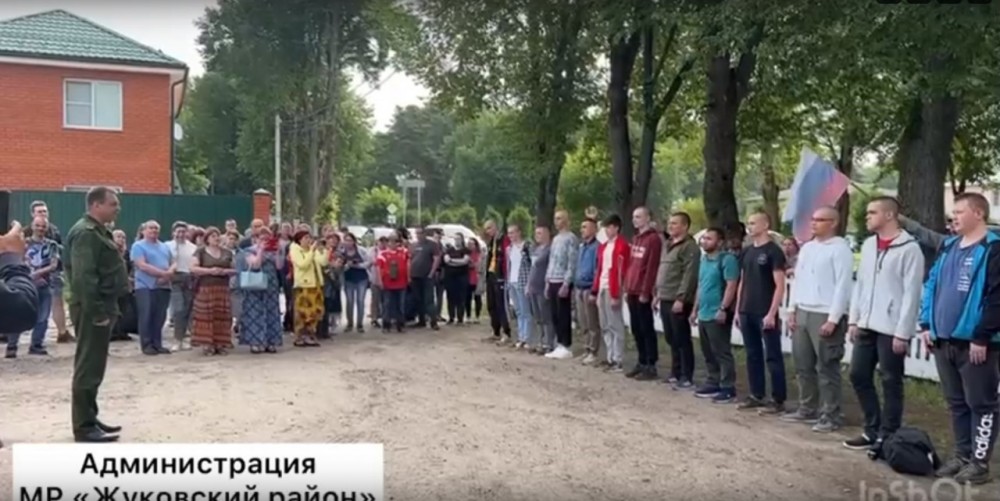15 призывников отправились на службу из Жуковского района