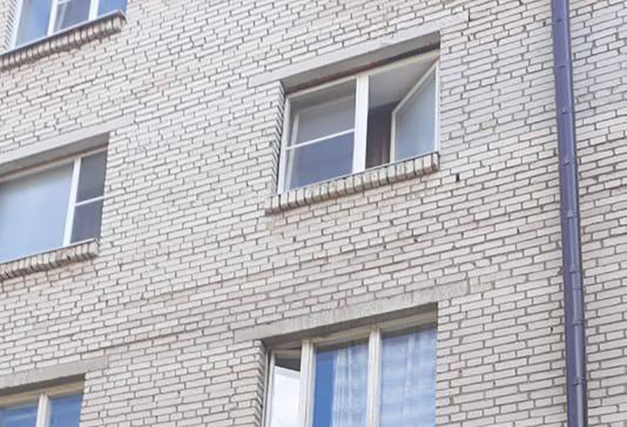 В Калужской области годовалый ребенок выпал из окна