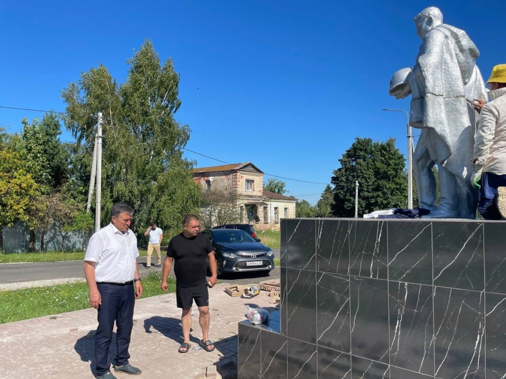 Подрядчика заставят заново отремонтировать памятник на братской могиле в Калужской области