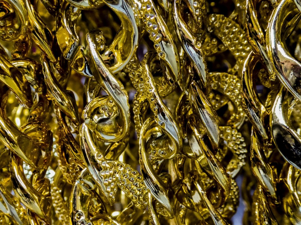 В Обнинске 19-летняя работница ювелирного магазина стащила две золотые цепочки