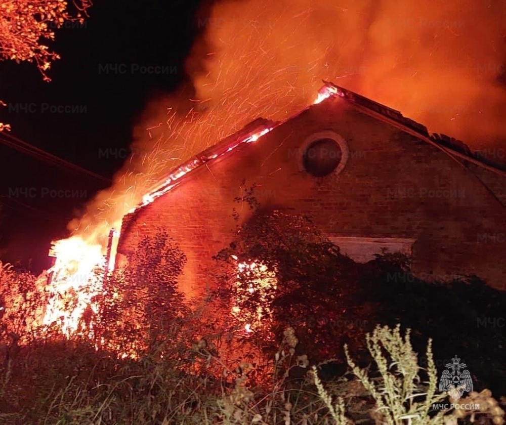 Заброшенный дом сгорел в Калужской области