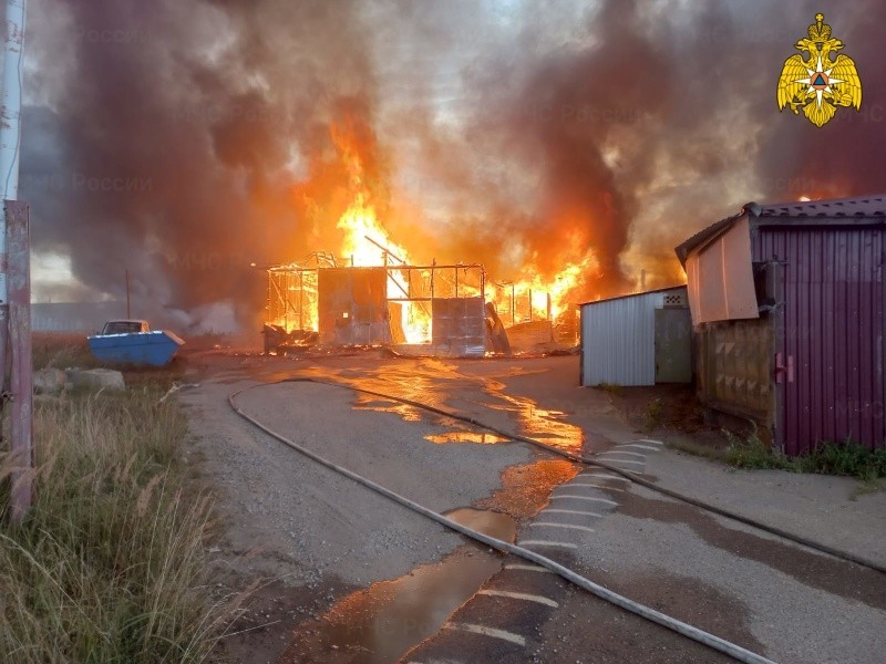 На складе в Малоярославце произошел крупный пожар